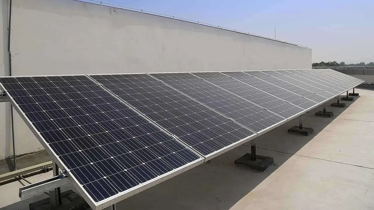 Placas solares en un inmueble público.