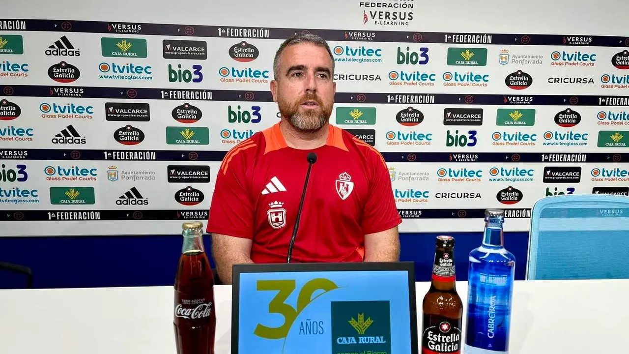Javi Rey, durante la rueda de prensa de este viernes.