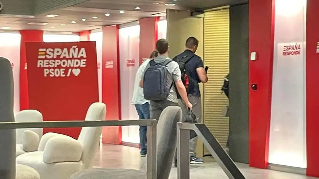 Agentes de la UCO entrando en la sede del PSOE este viernes.