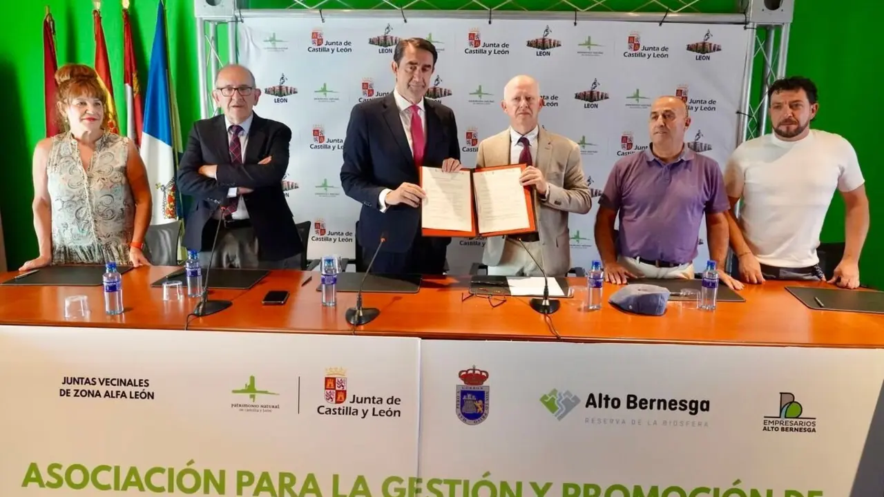 El consejero de Medio Ambiente, Vivienda y Ordenación del Territorio, Juan Carlos Suárez-Quiñones, firma un acuerdo con la Asociación de Empresarios de Gordón para la gestión de Zona Alfa León. Foto: Campillo