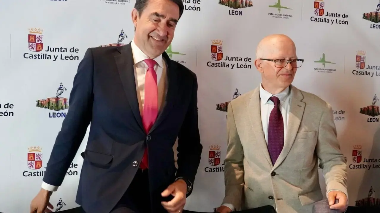 El consejero de Medio Ambiente, Vivienda y Ordenación del Territorio, Juan Carlos Suárez-Quiñones, firma un acuerdo con la Asociación de Empresarios de Gordón para la gestión de Zona Alfa León. Foto: Campillo