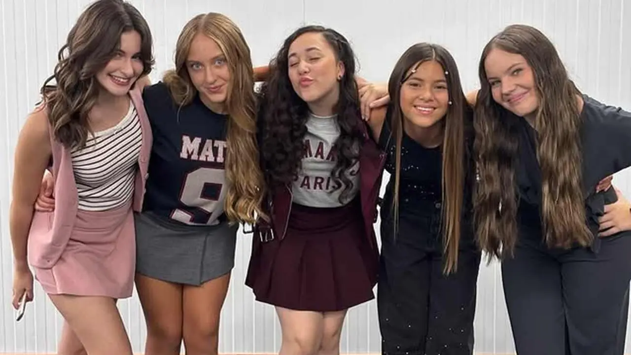 El equipo de Llara, segunda por la izquierda, antes de su participación.
