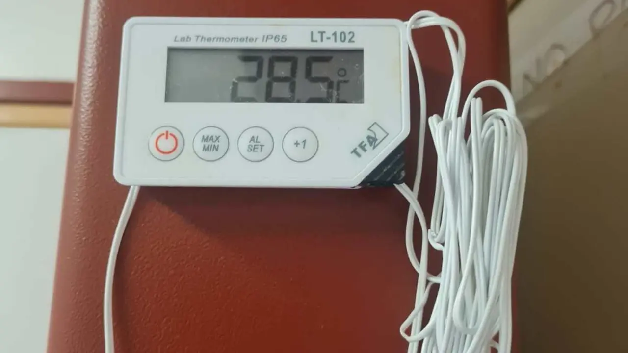 Imagen de un termómetro, este viernes, en la segunda planta del Hospital Monte San Isidro de León.