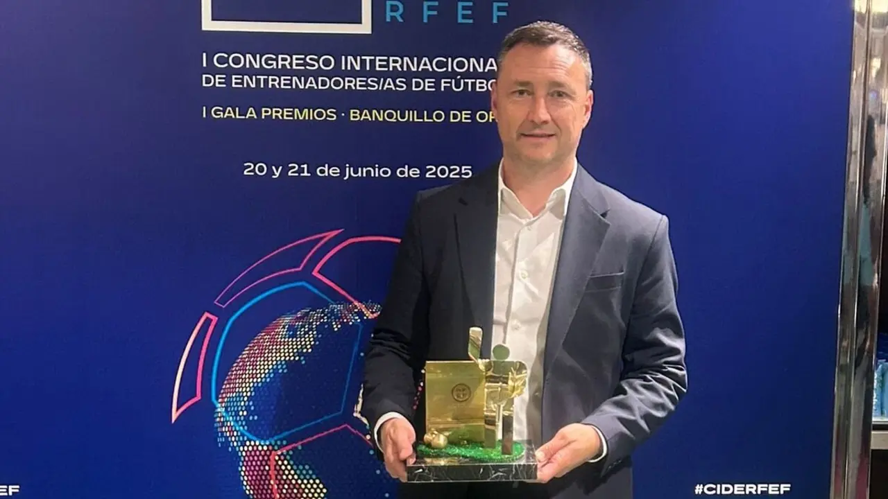 Raúl Llona con el trofeo 'Banquillo de Oro'.