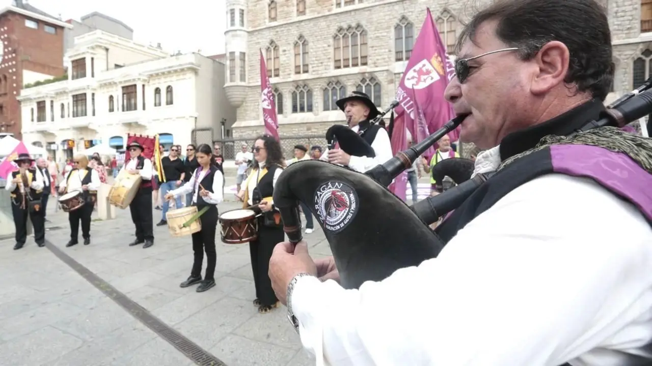 Celebraci&oacute;n del D&iacute;a de la Identidad Leonesa. Concentraci&oacute;n en la Plaza de Botines y pasacalles hacia la Catedral