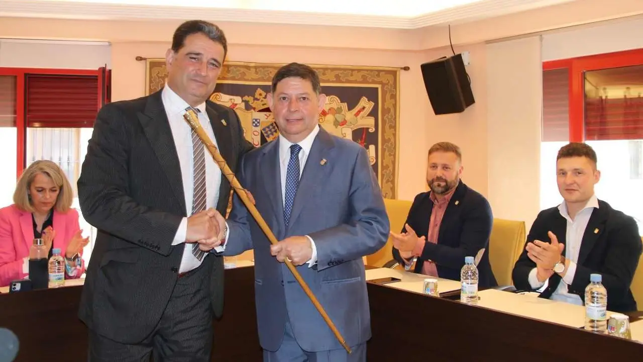 José Jiménez asume la alcaldía de Valencia de Don Juan y devuelve el bastón de mando al PP.