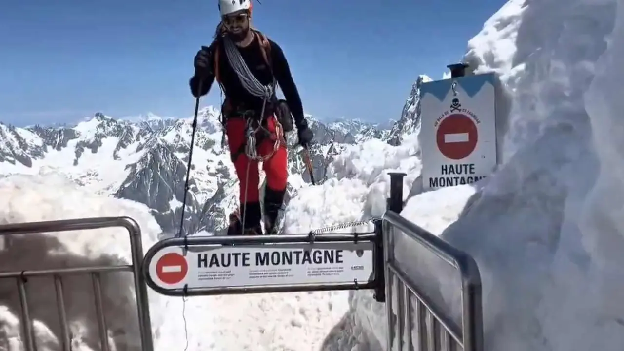 Miembros de los batallones BIEM IV y BIEM V de la UME completan maniobras de alta montaña en Chamonix-Mont Blanc para reforzar su preparación ante condiciones invernales severas.