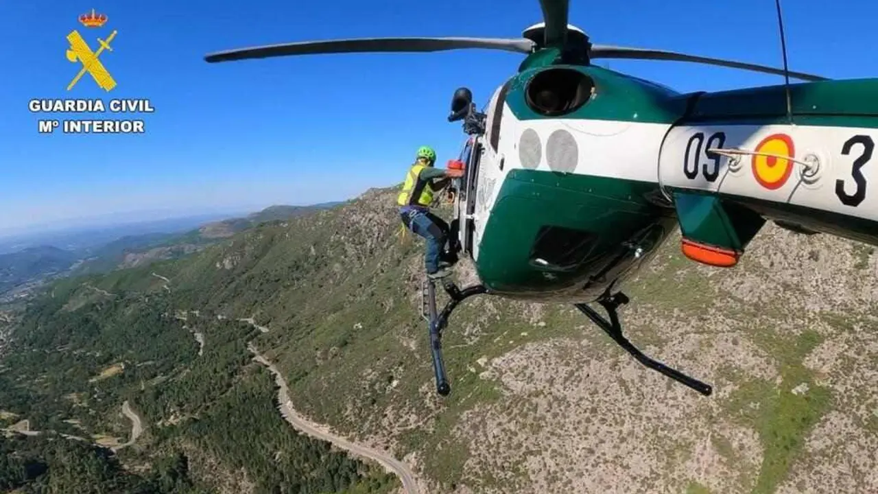 Imagen del helicóptero de la Guardia Civil durante una operación de rescate.