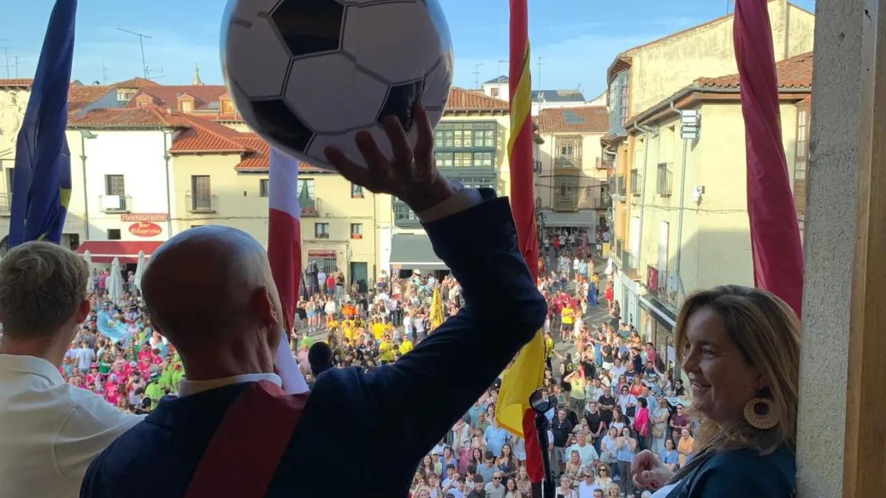 Pregón de las Fiestas de San Juan y San Pedro 2025 por la Cultural y Deportiva Leonesa.