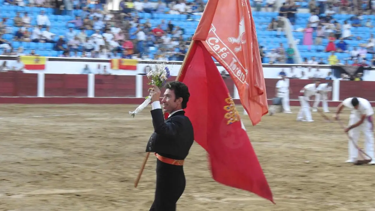 Ventura y Hernández salvan una tarde deslucida en León con una puerta grande compartida. Una mansa corrida de Soto de la Fuente condiciona el festejo, en el que Sergio Galán logra una oreja de mérito tras sufrir una caída sin consecuencias.