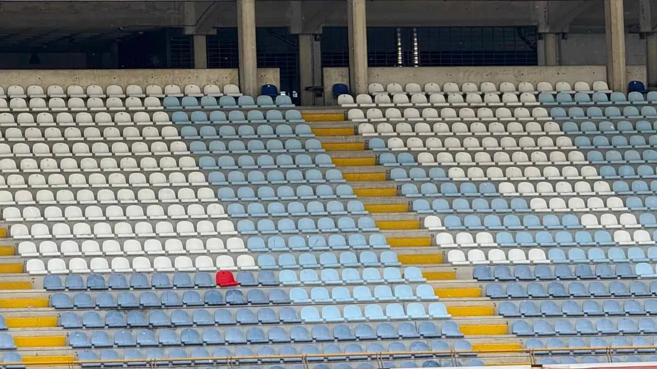 Imagen de la primera butaca roja que llega al estadio Reino de León. Ese color permitirá que la palabra 'León' sea mucho más visible.
