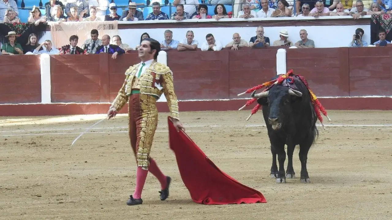 Morante y El Fandi triunfan a lo grande. La afición vibró con detalles de arte y entrega en una tarde calurosa y multitudinaria donde Morante bordó el toreo y El Fandi conquistó al público con poderío y raza.