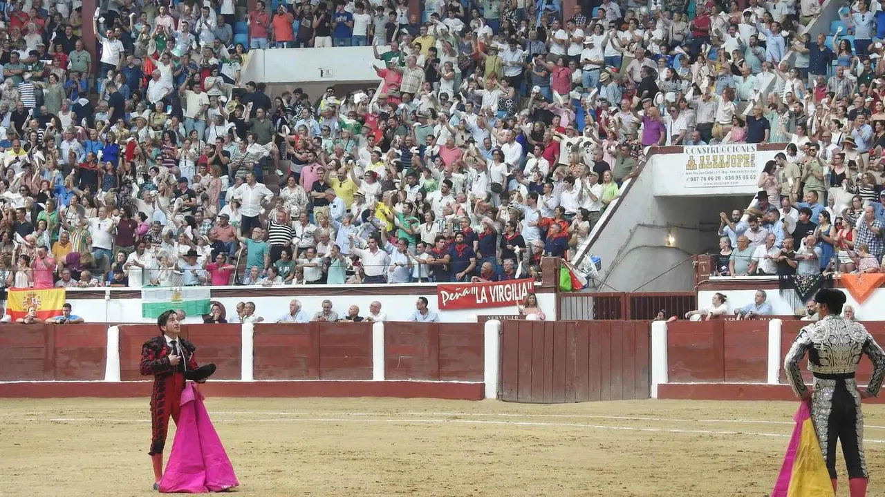 Referentes del mundo empresarial, cultural y político se reúnen en el coso leonés durante la feria de San Juan y San Pedro, con Morante, El Fandi y Cayetano como reclamos de una tarde marcada por el arte y la emoción.