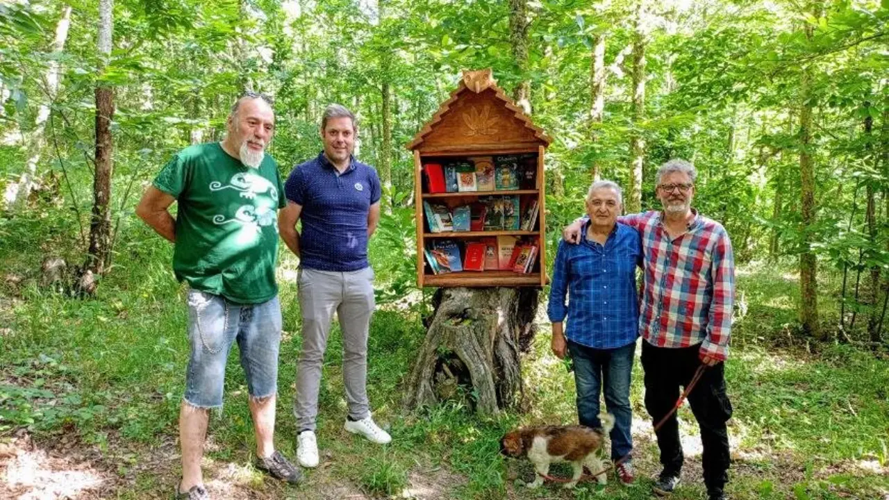 Foto grupo en Bliblioteca Soto de Villar de los Barrios