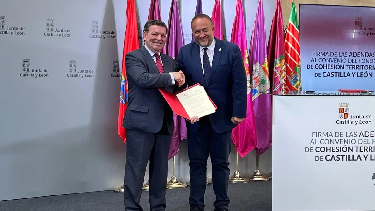 Álvarez Courel y González Gago, tras la firma de la adenda. Foto: Diputación de León