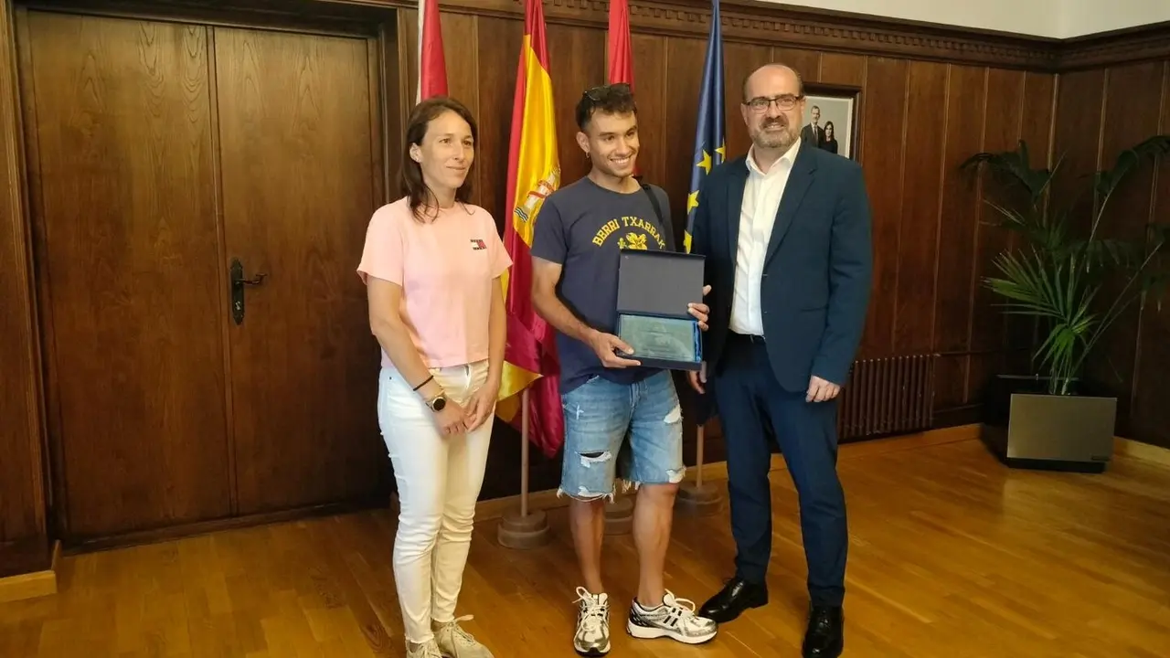 El Ayuntamiento de Ponferrada homenajea al atleta berciano Jaime Romo tras convertirse en campeón de España de Carreras por Montaña. Foto: Ayto. Ponferrada