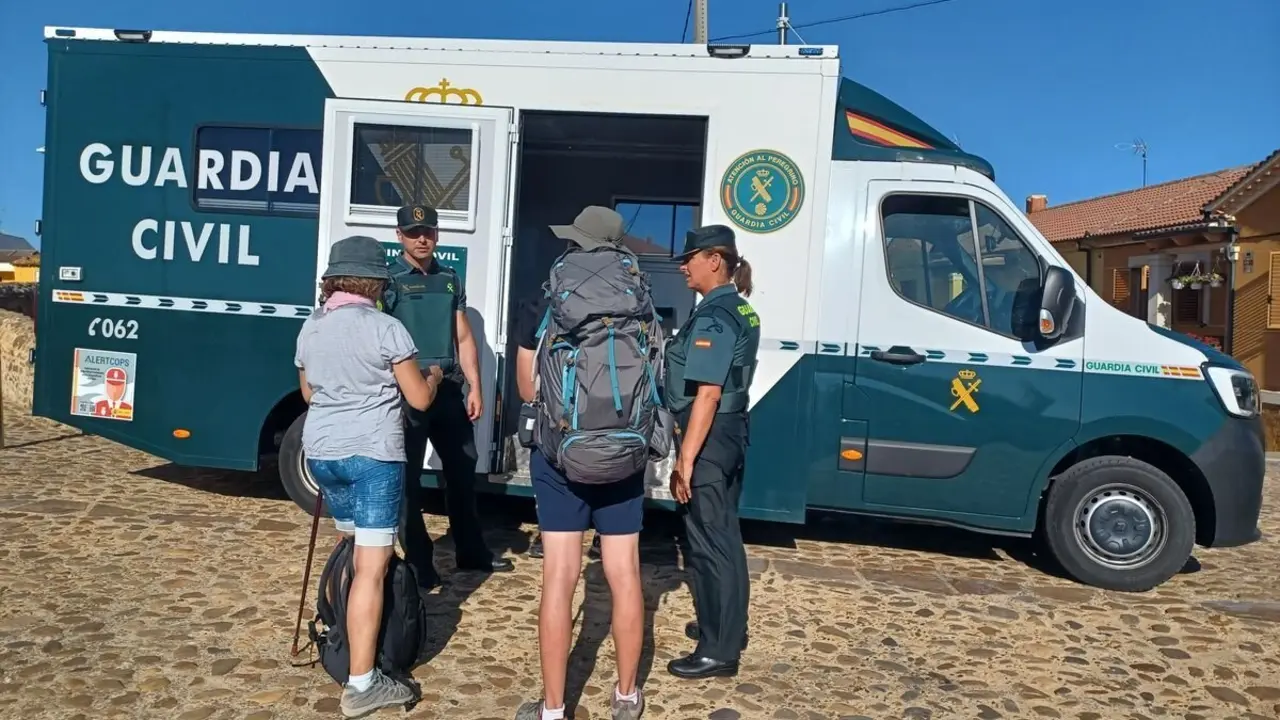 Una patrulla de la Guardia Civil de León presta asistencia a unos peregrinos en el Camino de Santiago.