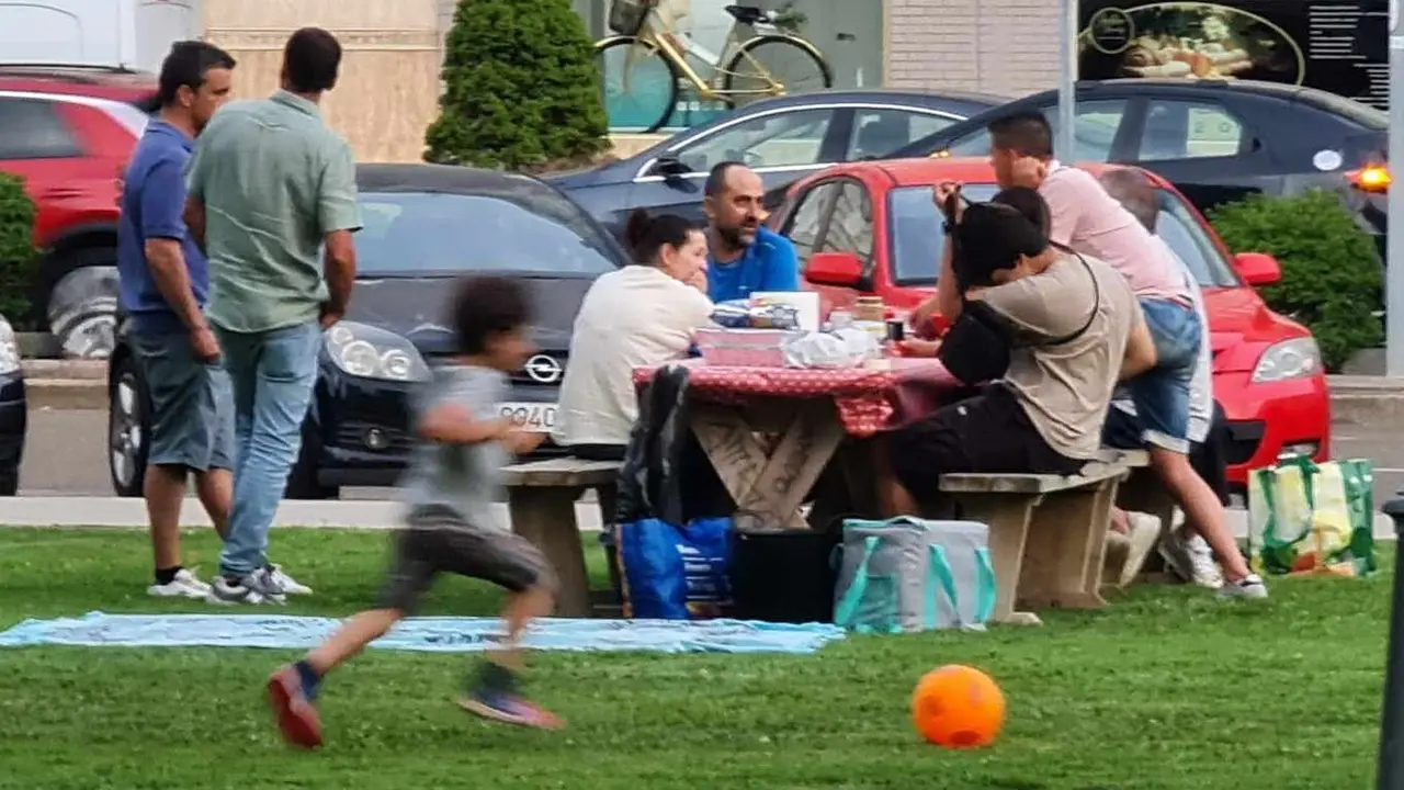 Este lunes por la tarde, decenas de familias leonesas se lanzaron al césped con manteles, tortillas y neveras a cuestas, recuperando una costumbre que parecía olvidada: el picnic urbano.