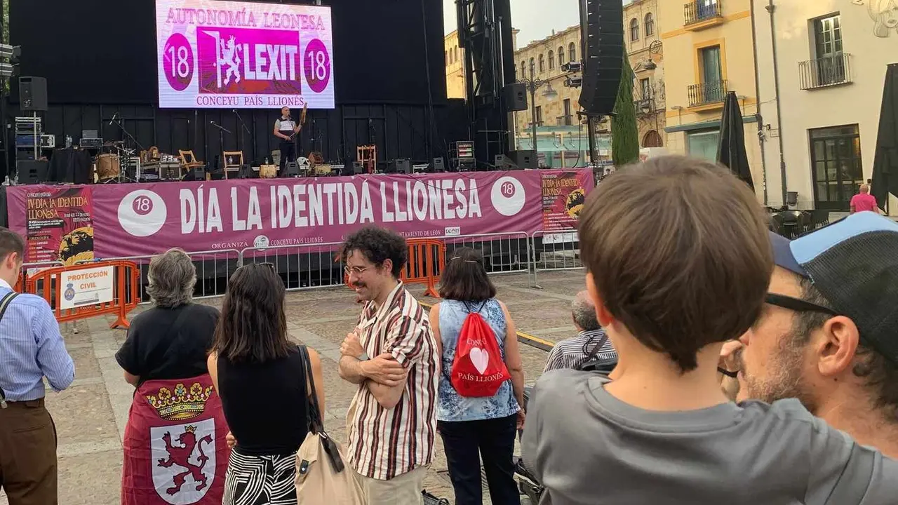 Las fiestas de San Juan y San Pedro en León han sido, un año más, el marco elegido para la celebración del Día de la Identidad Llionesa. En esta cuarta edición, la organización ha querido rendir homenaje a la figura de José Benito Mateos Pascual, conocido como 'Txebe', músico tradicional con profundas raíces en la provincia de Salamanca.