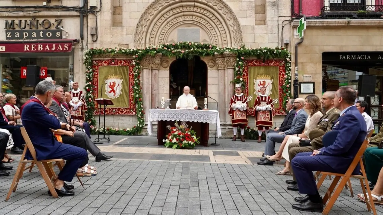 La corporación municipal de la capital leonesa, asiste a la tradicional misa de san Juan, que también contará con la presencia del presidente de las Cortes de Castilla y León, Carlos Pollán