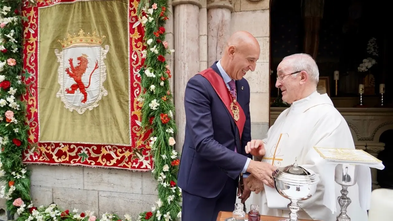 La corporaci&oacute;n municipal de la capital leonesa, asiste a la tradicional misa de san Juan, que tambi&eacute;n contar&aacute; con la presencia del presidente de las Cortes de Castilla y Le&oacute;n, Carlos Poll&aacute;n