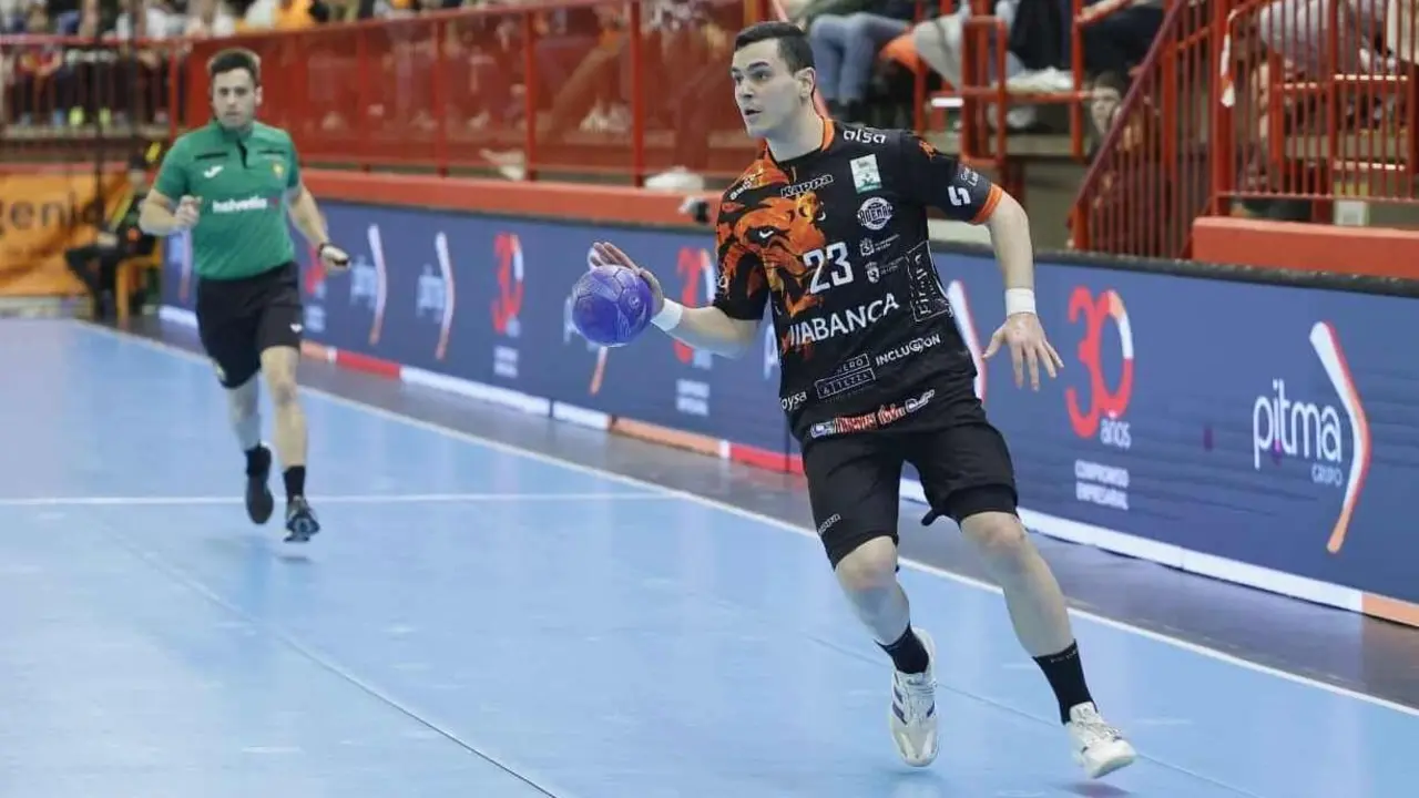 Álex Lodos, durante un partido del Abanca Ademar.