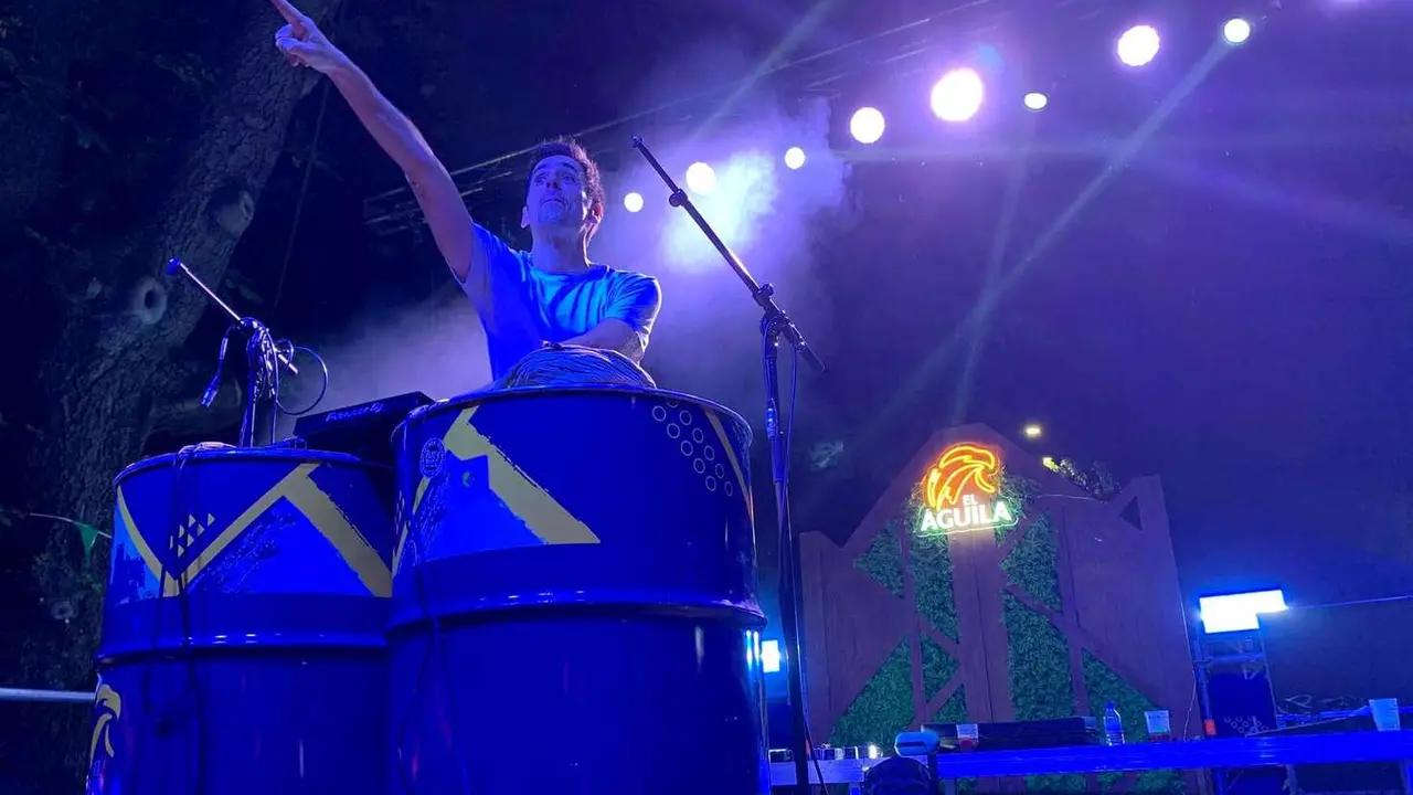 Miles de personas convierten el parque de San Francisco en un hervidero de música, gastronomía, arte local y orgullo colectivo durante el décimo aniversario del festival Come y Calle.