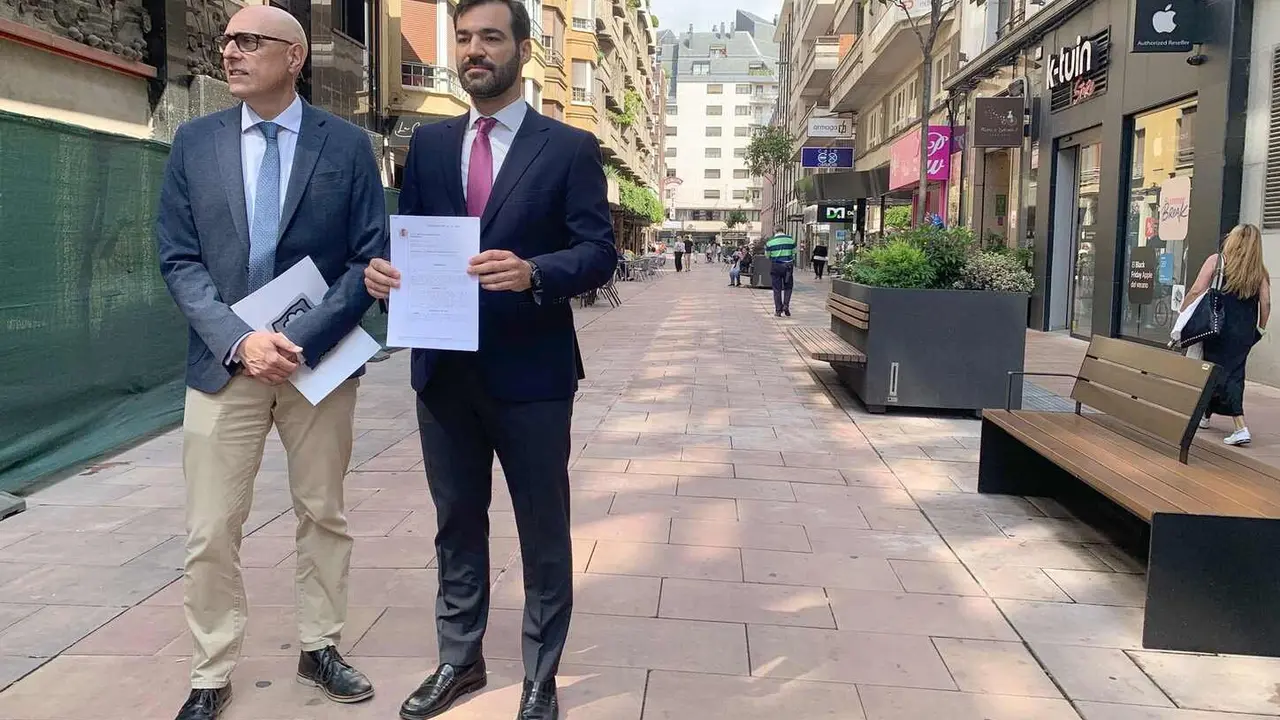 El abogado Carlos González-Antón, junto al portavoz municipal, David Fernández, en la calle Alfonso V mostrando la sentencia del TSJCyL. Foto: A.F. Reca