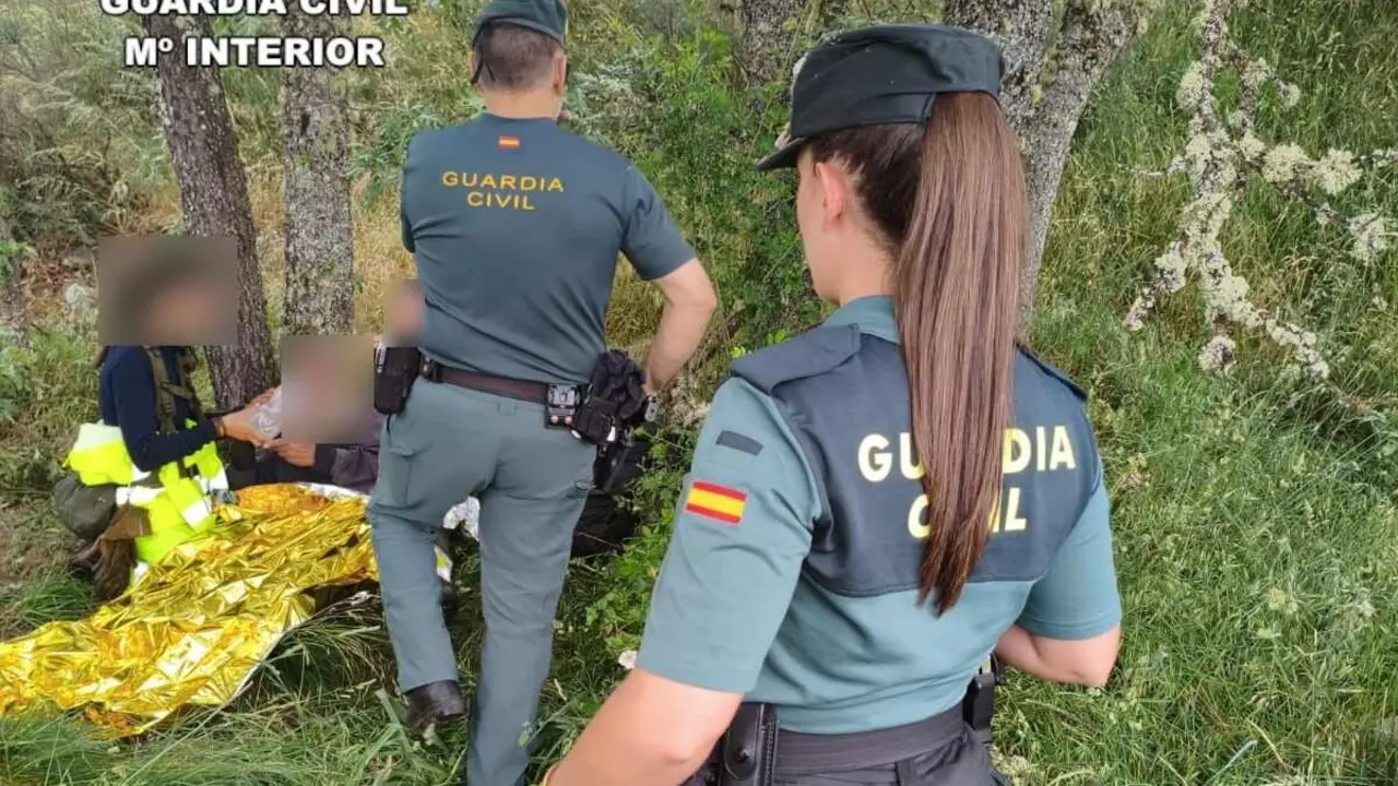Efectivos de la Guardia Civil y equipos de emergencias junto al anciano en el momento de recibir los primeros auxilios.