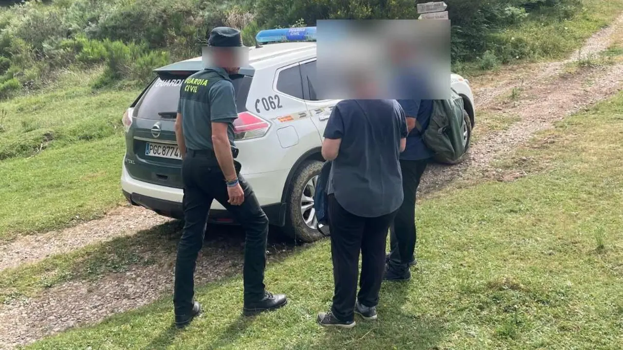 Efectivos de la Guardia Civil, junto a la mujer a la que tuvieron que auxiliar.