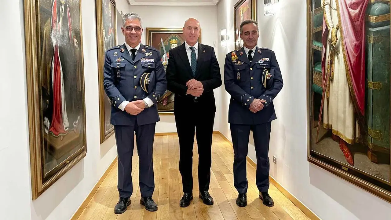 El alcalde de León, José Antonio Diez, ha recibido este miércoles en el Consistorio de San Marcelo al coronel director de la Academia Básica del Aire y del Espacio, Ignacio Dompablo Ferrándiz, y a quien tomará su relevo en este cargo, Óscar Ruiz González.