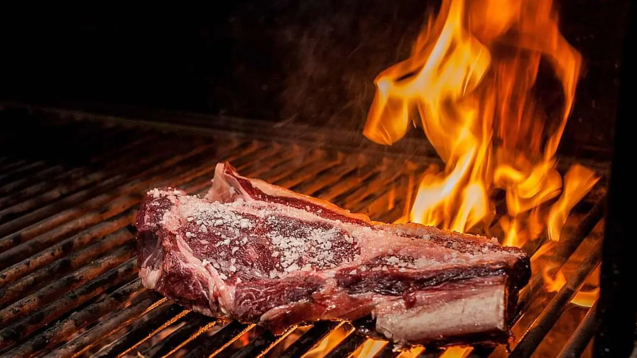 Las croquetas, el cachopo y los torreznos se mantuvieron como los tres platos de la gastronomía tradicional española que más piden a domicilio los habitantes de Castilla y León, según revela el barómetro GastroEspaña. En León, sin embargo, reinan los chuletones.