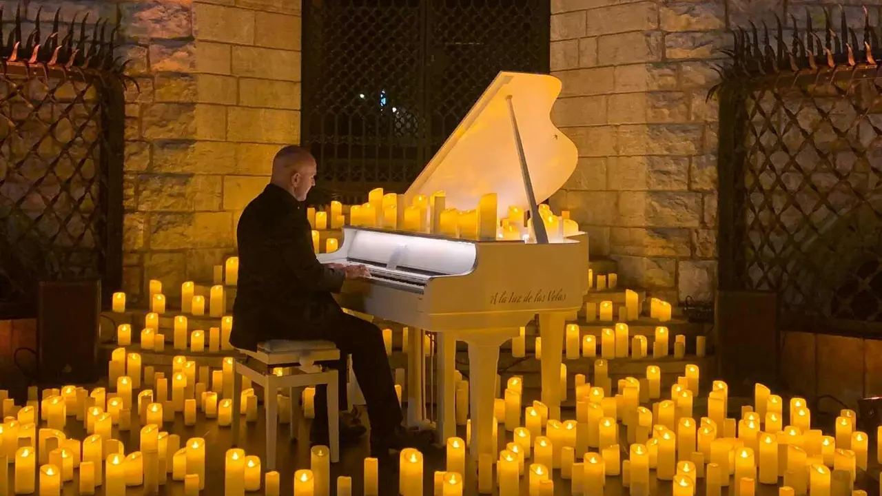 Decenas de leoneses y visitantes llenan la plaza de San Marcelo, ante la Casa Botines, para celebrar entre velas y melodías el aniversario de Antonio Gaudí con un concierto inspirado en su tiempo y su genio. Fotos: A.F. Reca