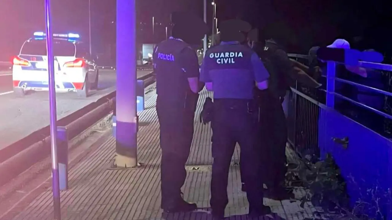 Guardia Civil y Policía Local de León en el momento de rescatar al hombre en una zona de máximo riesgo.