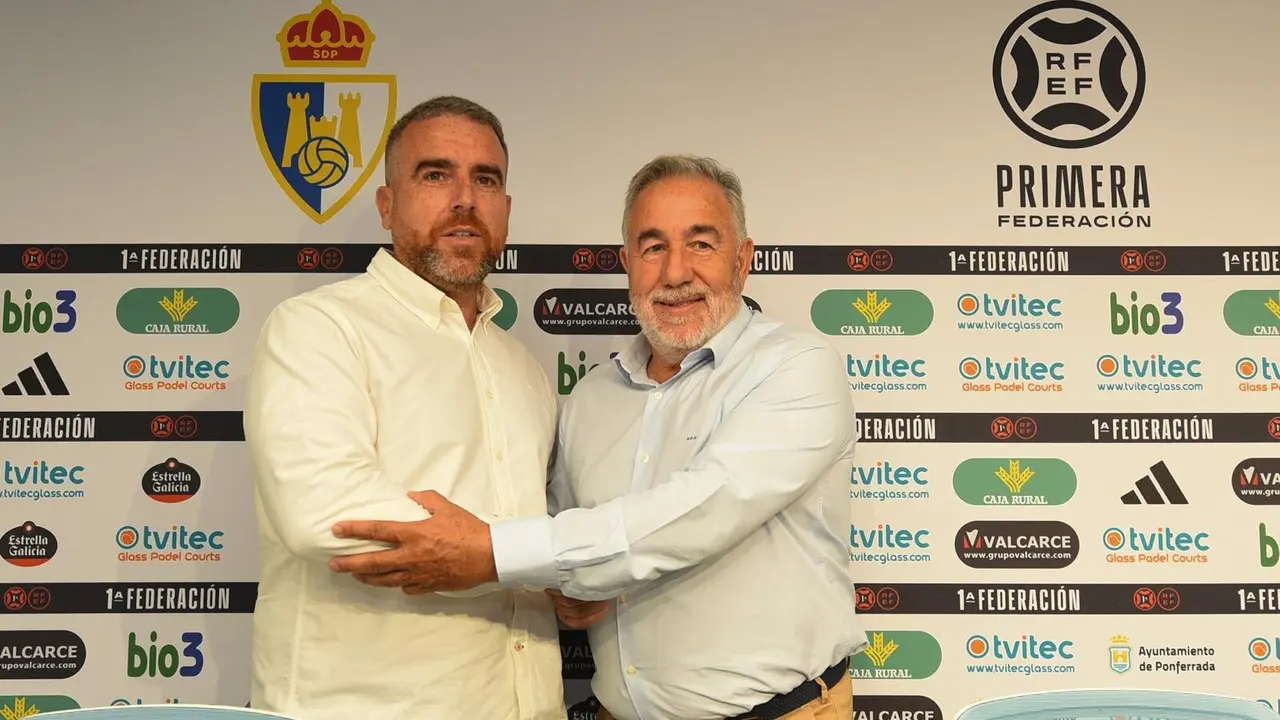Javi Rey, junto al presidente de la Ponferradina, José Fernández Nieto, en su presentación como entrenador blanquiazul.