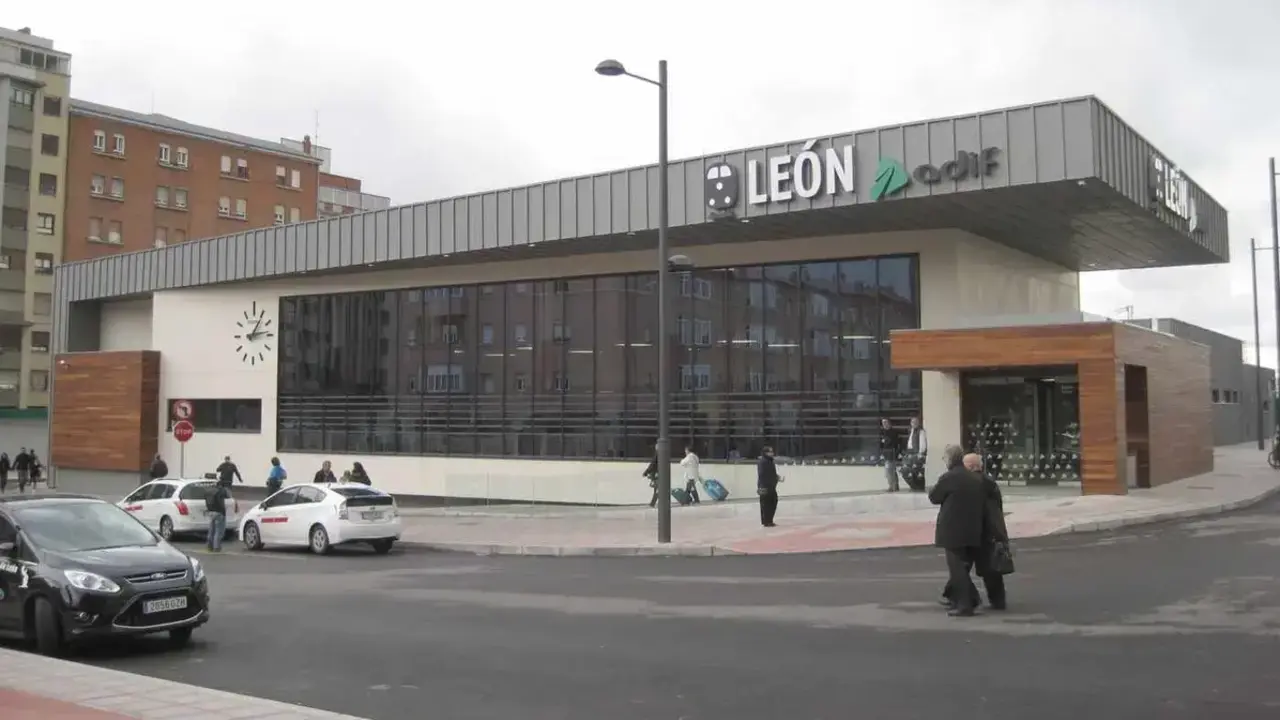 Imagen del exterior de la estaci&oacute;n de tren de Le&oacute;n.