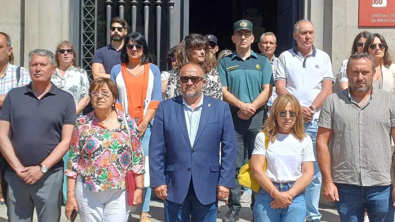 Un instante de la concentración ante la Subdelegación del Gobierno.