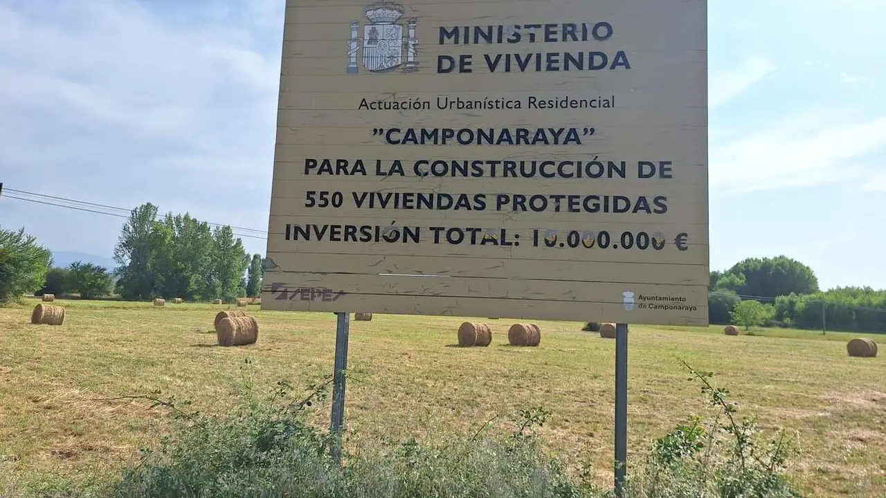 El estado de abandono es visible en múltiples puntos de la localidad.