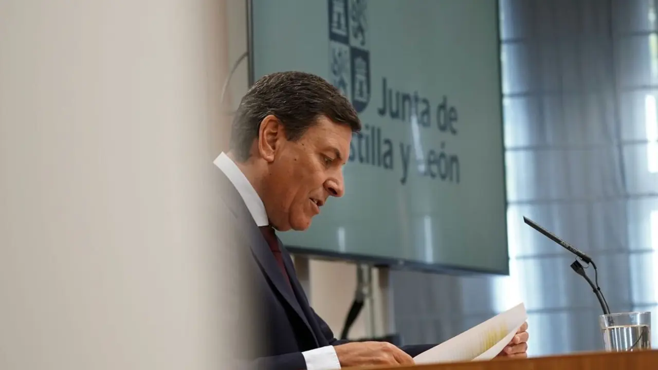 El consejero de Economía y Hacienda y portavoz de la Junta, Carlos Fernández Carriedo, comparece en rueda de prensa posterior al Consejo de Gobierno. Foto: Rubén Cacho