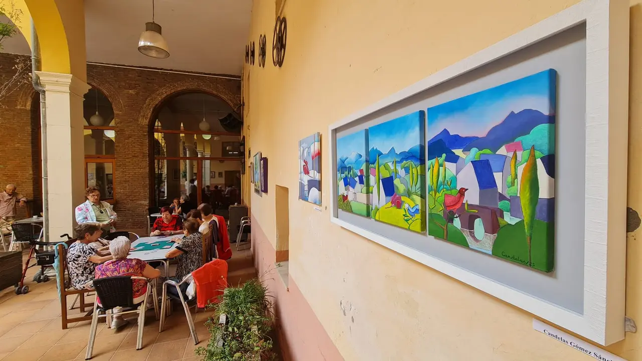 La Escuela de Pintura del Recreo Industrial presenta su nueva exposición en el patio de la sede del Nuevo Recreo Industrial, un espacio que se convierte estos días en un auténtico refugio de arte y tranquilidad.
