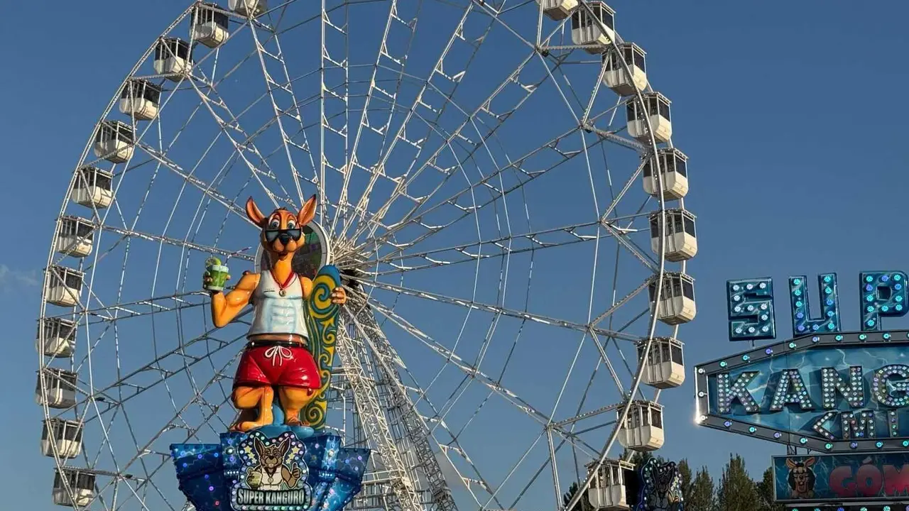 El recinto ferial de las fiestas de San Juan y San Pedro vuelve a ser el centro de la diversión con cientos de visitantes cada día con atracciones para todas las edades. Foto: Silvia García