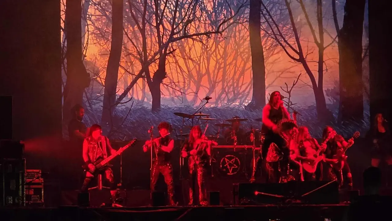 Mägo de Oz arrasa en León con una noche épica de folk metal y nostalgia. Más de 6.000 personas vibraron en la explanada de los Pendones Leoneses con el regreso del grupo madrileño, que ofreció un concierto cargado de clásicos, novedades y energía desbordante. Fotos: C. Calvo