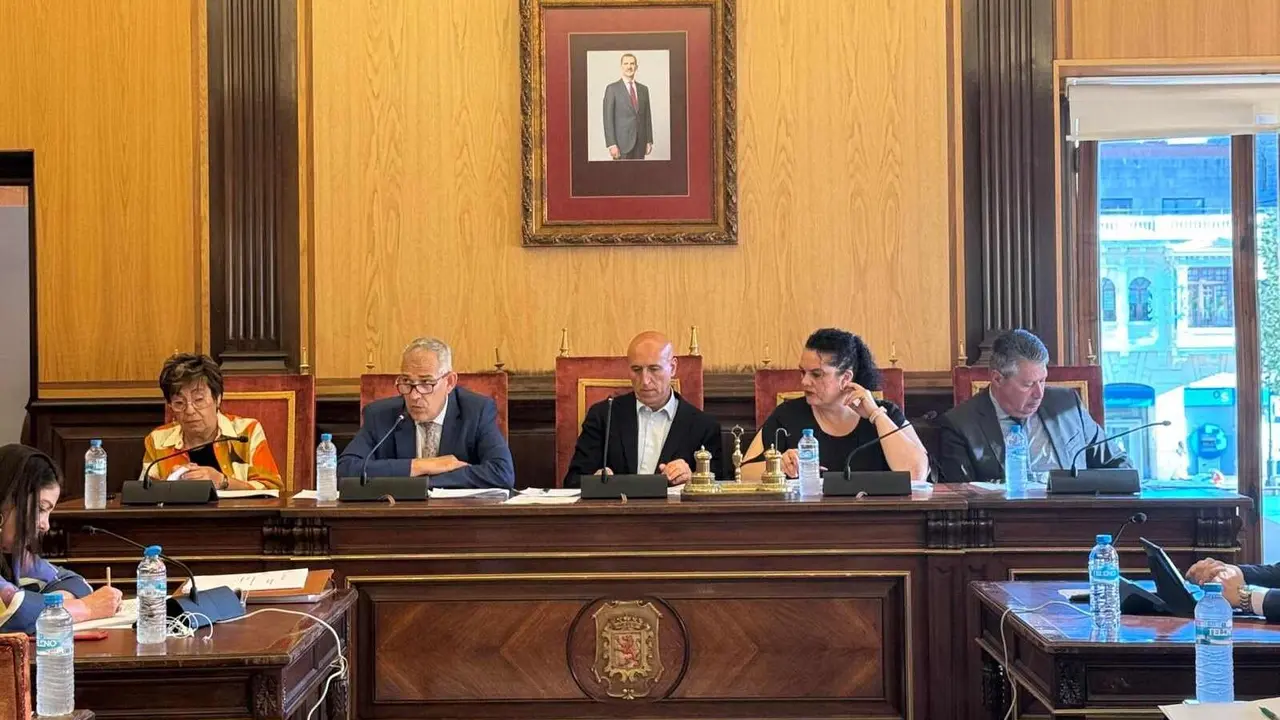 El Ayuntamiento de León ha aprobado este viernes en pleno la creación de la Zona de Bajas Emisiones (ZBE), una medida que dotará de cobertura legal a las restricciones de circulación en el centro de la capital.