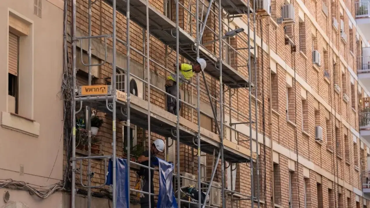 El Ayuntamiento aprueba destinar 3,5 millones para rehabilitar viviendas en la zona León Norte.