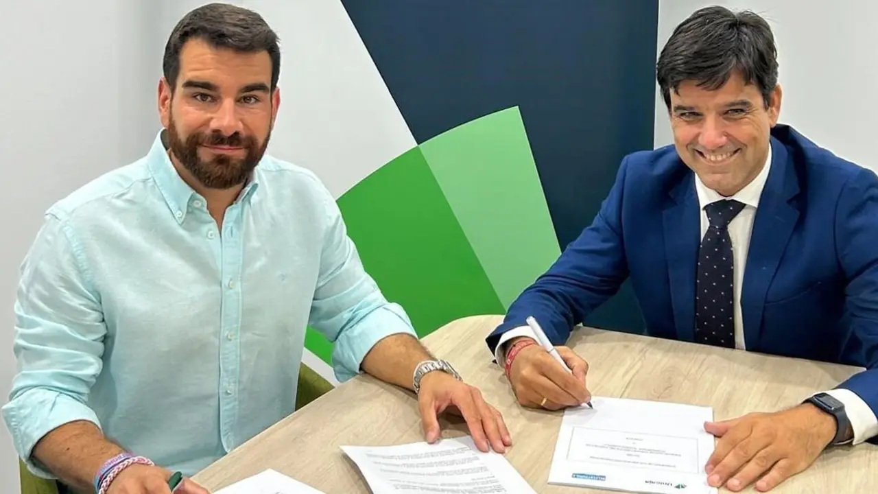 El presidente de la Asociación de Comerciantes del Centro de Ponferrada, Iván Rodríguez Canedo, y el director territorial de Unicaja en Castilla y León, Manuel Rubio, firman un convenio de colaboración. Foto: ICAL.