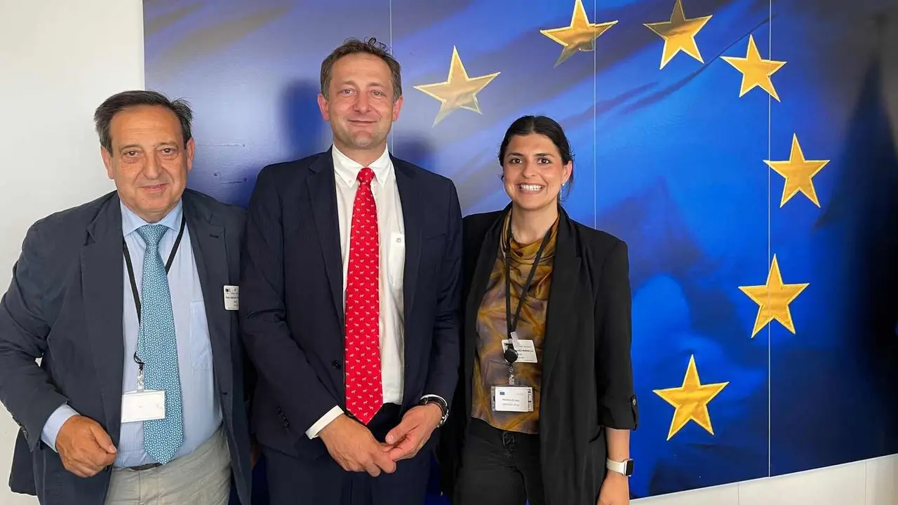 El presidente de Asaja, Pedro Barato, el comisario europeo de Agricultura y Alimentación, Christophe Hansen, y la candidata española al Consejo Europeo de Jóvenes Agricultores (CEJA), Ana Rodríguez.