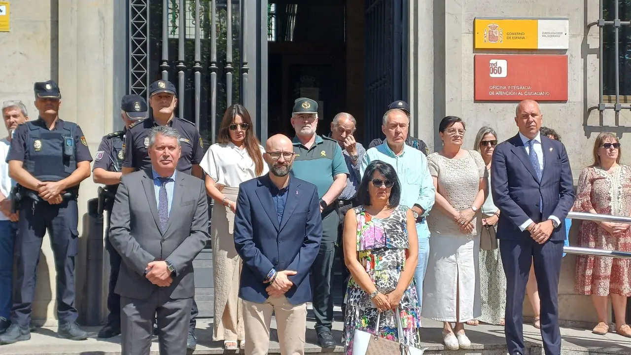 La Subdelegación del Gobierno ha celebrado, con profundo dolor, un nuevo minuto de silencio por las víctimas de violencia machista.