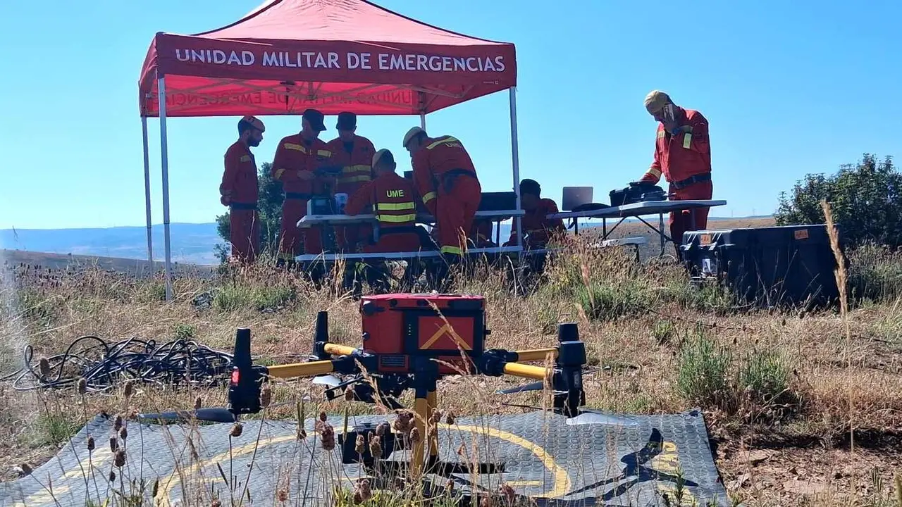 Efectivos de la UME de León, con sus drones, revistando la zona este viernes.