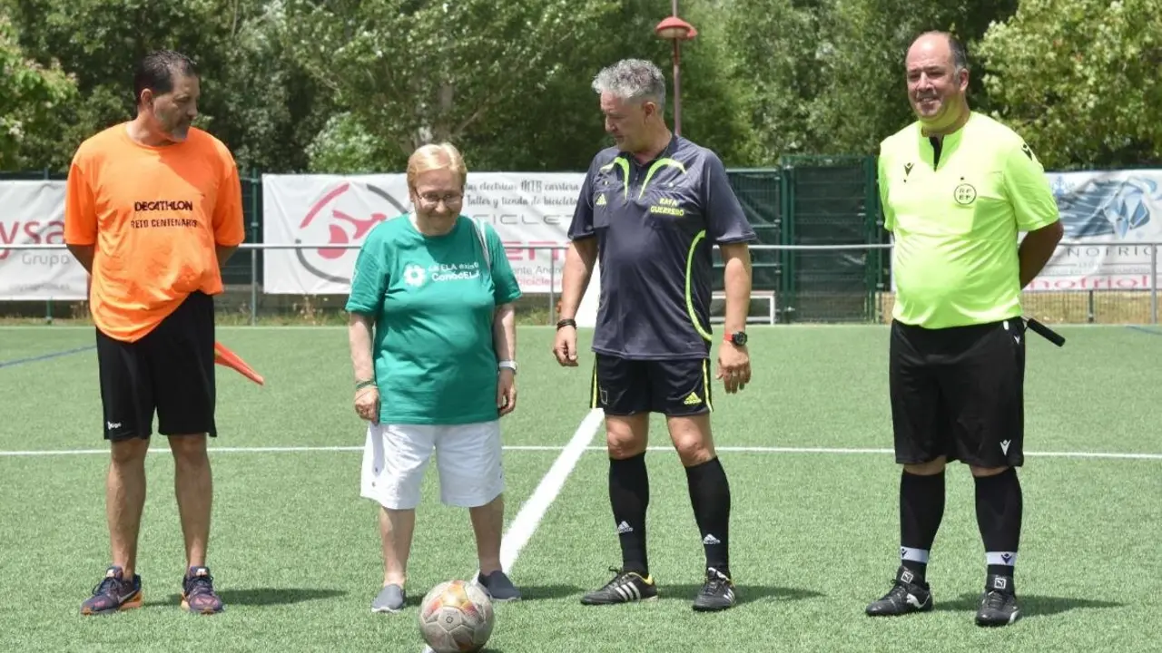 El campo del CD Puente Castro  se convirtió días atrás en mucho más que un escenario deportivo: fue el epicentro de una jornada solidaria que demostró que el fútbol veterano también puede cambiar vidas. en este caso luchando frente a la ELA.