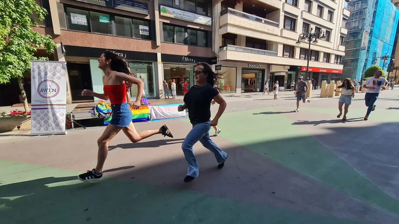 La Semana del Orgullo LGTBI+ en León continúa sumando actividades reivindicativas y festivas dentro precisamente de la semana de las Fiestas de San Juan y San Pedro de León.